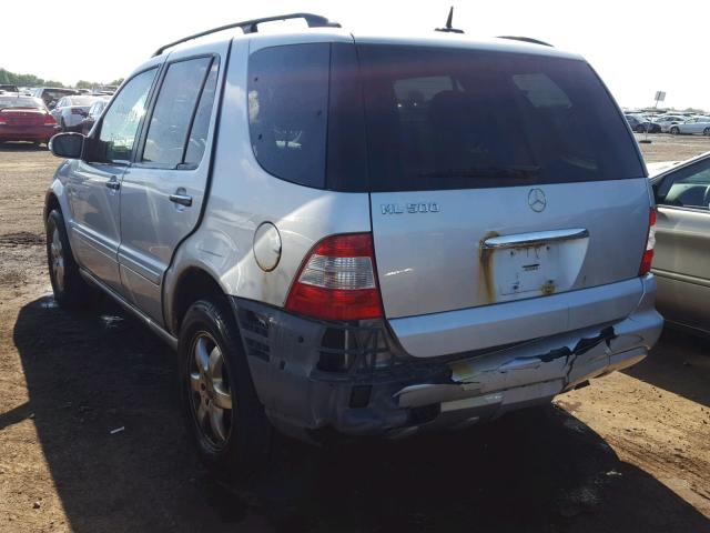 4JGAB75E62A303286 - 2002 MERCEDES-BENZ ML 500 SILVER photo 3