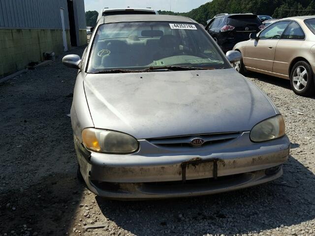 KNAFB1215W5746372 - 1998 KIA SEPHIA BAS SILVER photo 9