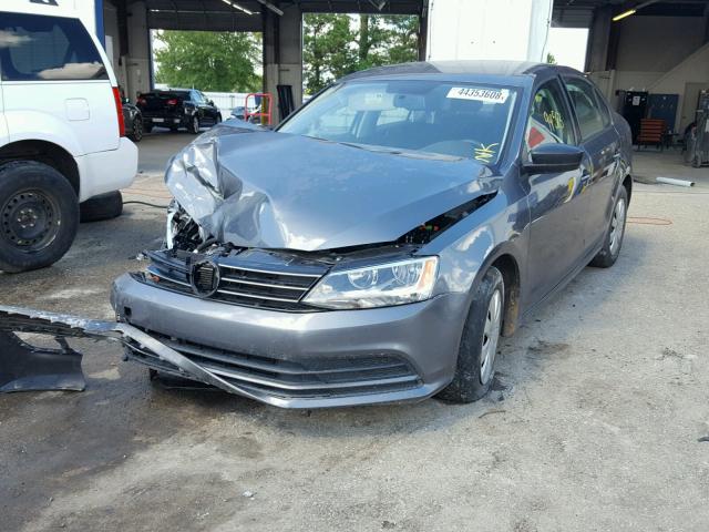 3VW2K7AJXFM255132 - 2015 VOLKSWAGEN JETTA BASE ნაცრისფერი ფოტო 2