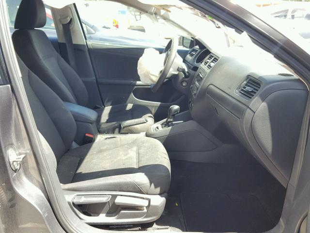 3VW2K7AJXFM255132 - 2015 VOLKSWAGEN JETTA BASE ნაცრისფერი ფოტო 5