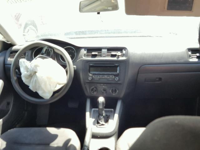 3VW2K7AJXFM255132 - 2015 VOLKSWAGEN JETTA BASE ნაცრისფერი ფოტო 9