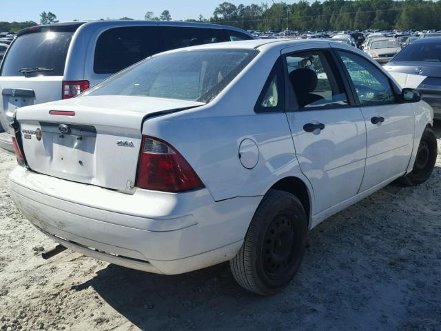 1FAFP34N85W169674 - 2005 FORD FOCUS ZX4 WHITE photo 4