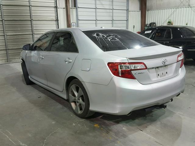 4T1BK1FK4CU510975 - 2012 TOYOTA CAMRY SE SILVER photo 3