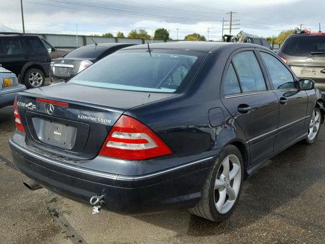 WDBRF40J55F649401 - 2005 MERCEDES-BENZ C BLUE photo 4