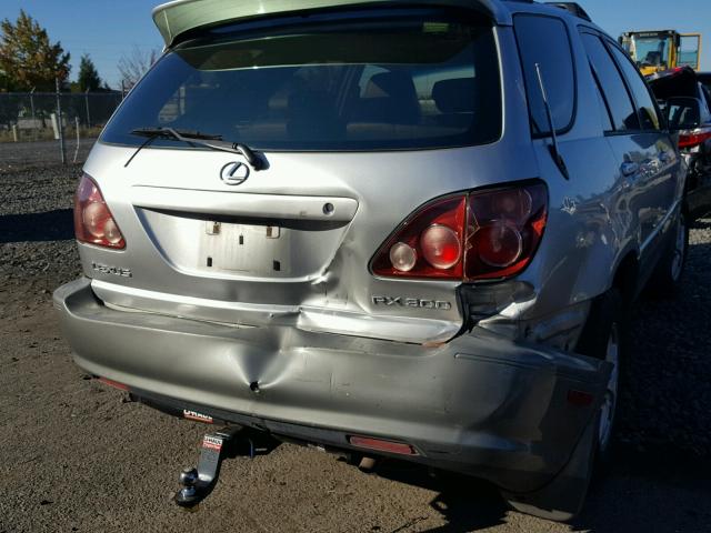 JT6GF10U0Y0072101 - 2000 LEXUS RX 300 SILVER photo 9