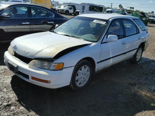 1HGCE1825TA004703 - 1996 HONDA ACCORD WHITE photo 2