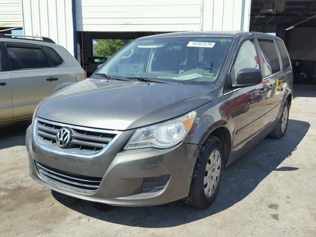 2V4RW4D15AR231098 - 2010 VOLKSWAGEN ROUTAN S GRAY photo 2