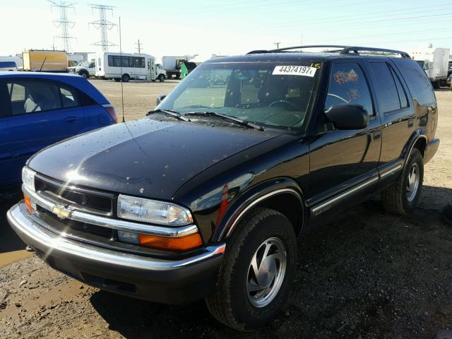 1GNDT13WX12165498 - 2001 CHEVROLET BLAZER BLACK photo 2