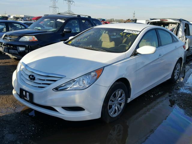 5NPEB4AC0CH354916 - 2012 HYUNDAI SONATA WHITE photo 2