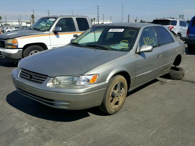 JT2BG22K4W0204378 - 1998 TOYOTA CAMRY CE TAN photo 2