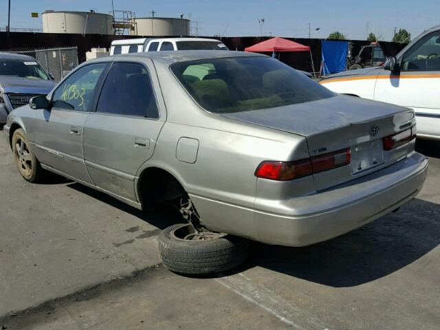 JT2BG22K4W0204378 - 1998 TOYOTA CAMRY CE TAN photo 3