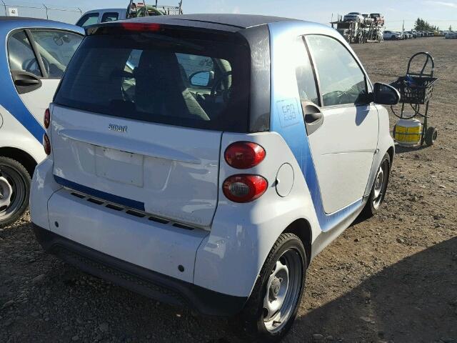 WMEEJ3BA4DK705177 - 2013 SMART FORTWO PUR WHITE photo 4