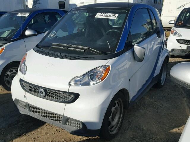 WMEEJ3BA6DK643197 - 2013 SMART FORTWO PUR WHITE photo 2