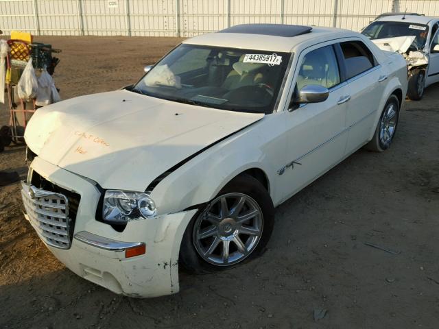 2C3KA63H06H418691 - 2006 CHRYSLER 300C WHITE photo 2