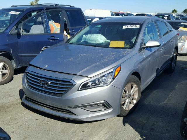 5NPE24AF6FH231927 - 2015 HYUNDAI SONATA SE SILVER photo 2