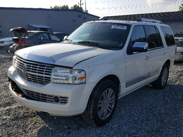 5LMFU28518LJ02744 - 2008 LINCOLN NAVIGATOR Biały zdjęcie 2