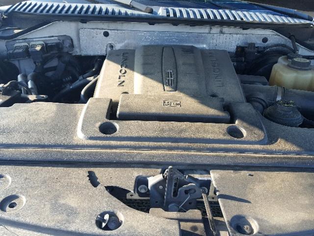 5LMFU28518LJ02744 - 2008 LINCOLN NAVIGATOR Biały zdjęcie 7