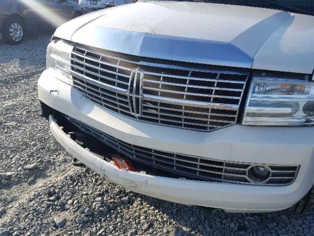 5LMFU28518LJ02744 - 2008 LINCOLN NAVIGATOR Biały zdjęcie 9