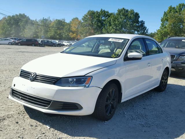 3VWBP7AJ4DM385485 - 2013 VOLKSWAGEN JETTA WHITE photo 2