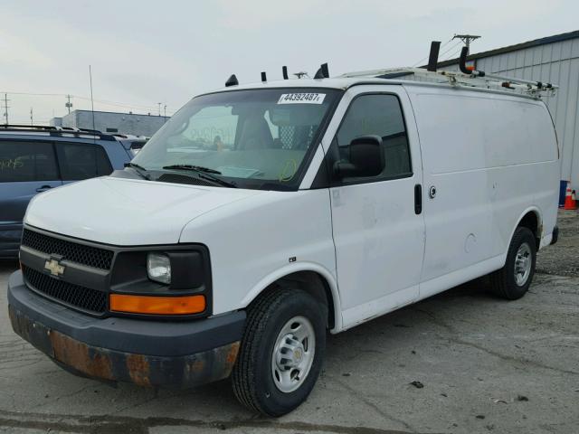 1GCGG25V041168702 - 2004 CHEVROLET EXPRESS G2 WHITE photo 2