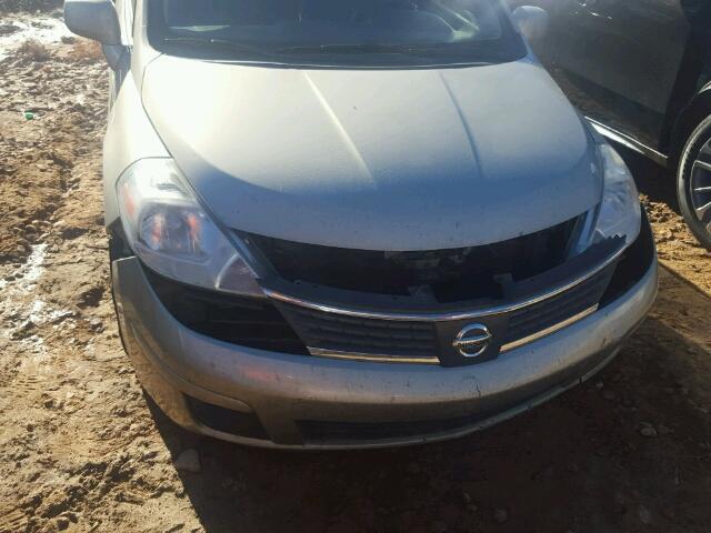 3N1BC11E78L384912 - 2008 NISSAN VERSA S GOLD photo 9