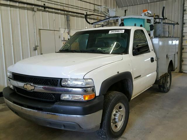 1GBHC24U02Z228229 - 2002 CHEVROLET SILVERADO WHITE photo 2