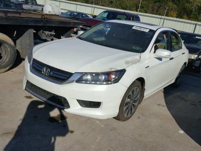 1HGCR6F57FA003720 - 2015 HONDA ACCORD HYB WHITE photo 2