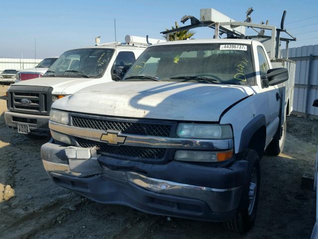 1GBHC24U62E181411 - 2002 CHEVROLET SILVERADO WHITE photo 2