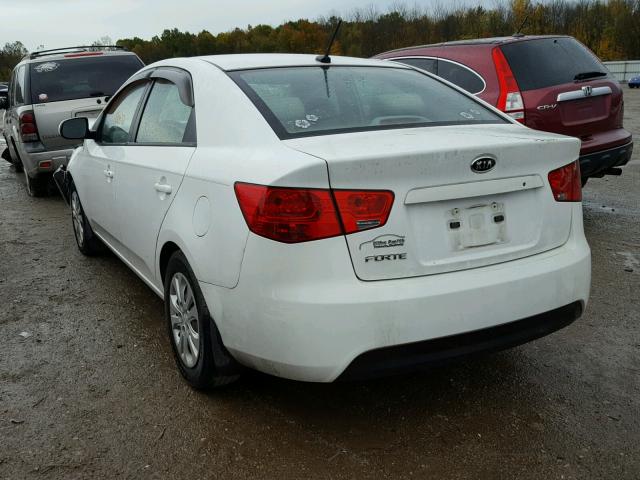 KNAFT4A27D5673303 - 2013 KIA FORTE WHITE photo 3