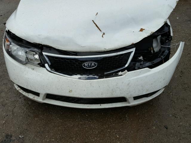 KNAFT4A27D5673303 - 2013 KIA FORTE WHITE photo 7