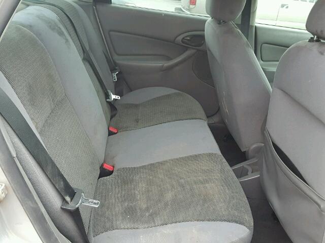 1FAFP34364W165782 - 2004 FORD FOCUS SILVER photo 6