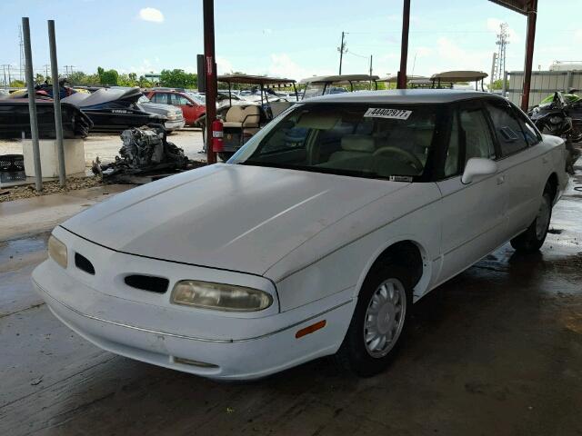 1G3HN52K5V4812751 - 1997 OLDSMOBILE 88 WHITE photo 2