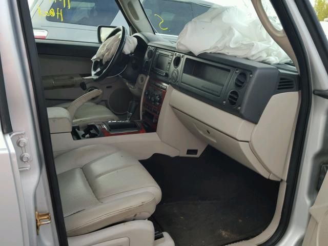 1J8HG582X6C276087 - 2006 JEEP COMMANDER SILVER photo 5