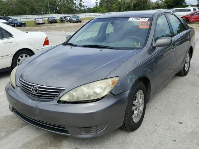 4T1BF32K95U616461 - 2005 TOYOTA CAMRY GRAY photo 2