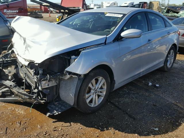 5NPEB4AC3DH551788 - 2013 HYUNDAI SONATA SILVER photo 2