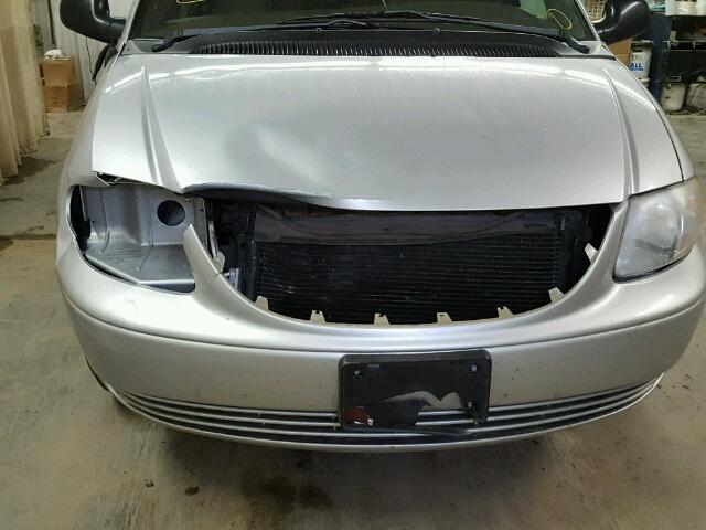 2C4GP44322R788780 - 2002 CHRYSLER TOWN & COU GRAY photo 9