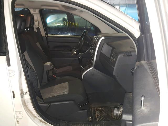 1J8FF47W28D705809 - 2008 JEEP COMPASS SP WHITE photo 5