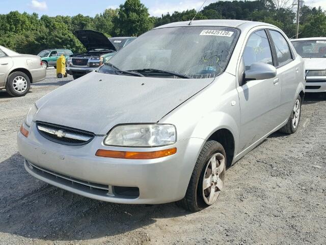 KL1TD52695B459790 - 2005 CHEVROLET AVEO BASE Srebrny zdjęcie 2