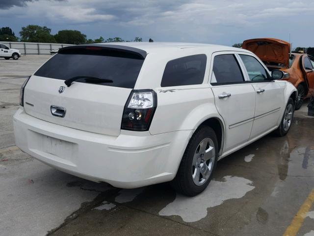 2D4FV47T38H177770 - 2008 DODGE MAGNUM WHITE photo 4