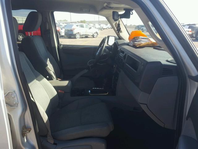 1J8HH48K26C195981 - 2006 JEEP COMMANDER SILVER photo 5