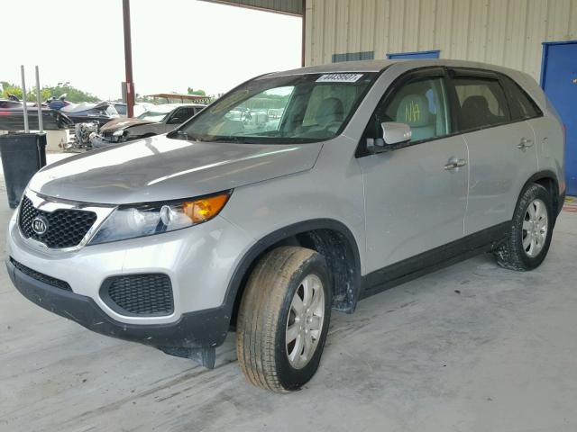 5XYKT3A14CG198346 - 2012 KIA SORENTO BA SILVER photo 2