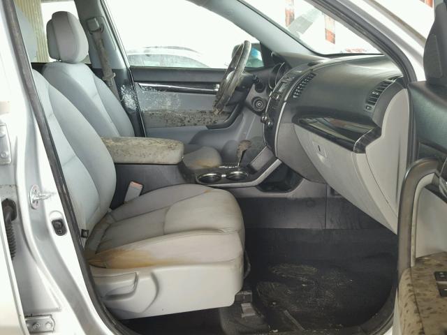 5XYKT3A14CG198346 - 2012 KIA SORENTO BA SILVER photo 5