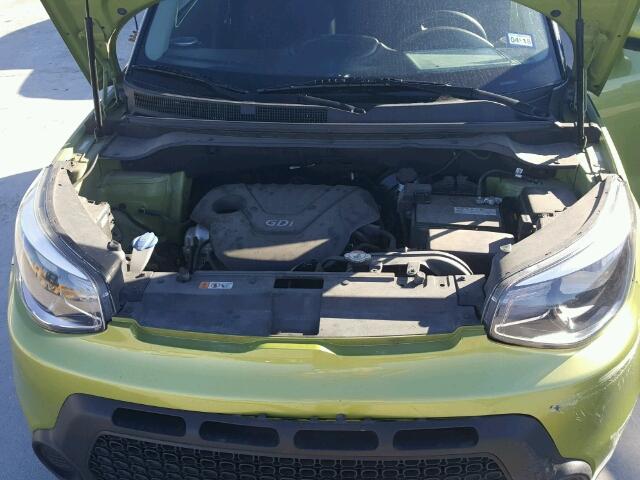 KNDJN2A21G7827685 - 2016 KIA SOUL GREEN photo 7