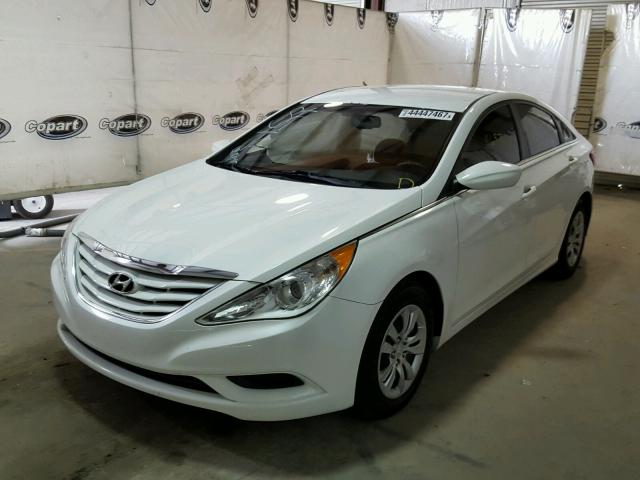 5NPEB4AC4DH553128 - 2013 HYUNDAI SONATA GLS WHITE photo 2