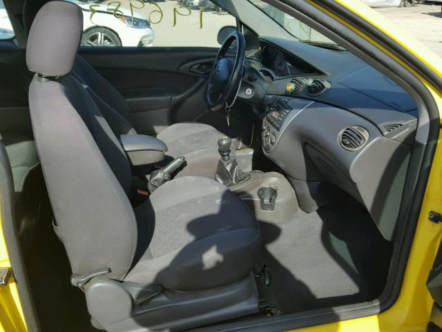 3FAFP31303R133285 - 2003 FORD FOCUS ZX3 YELLOW photo 5