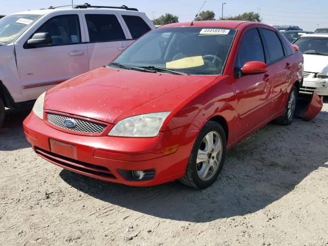 1FAHP38Z55W183960 - 2005 FORD FOCUS ZX4 RED photo 2