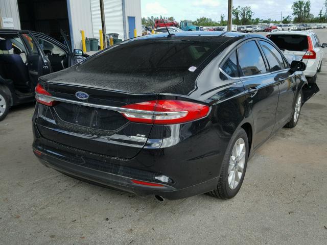 3FA6P0HD9HR270648 - 2017 FORD FUSION SE BLACK photo 4