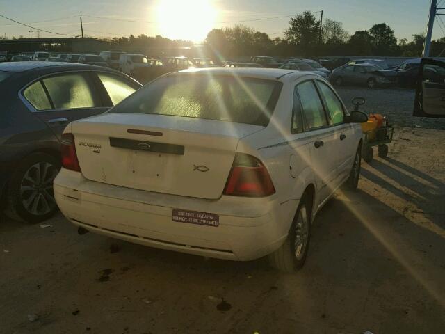 1FAHP34N07W262023 - 2007 FORD FOCUS WHITE photo 4