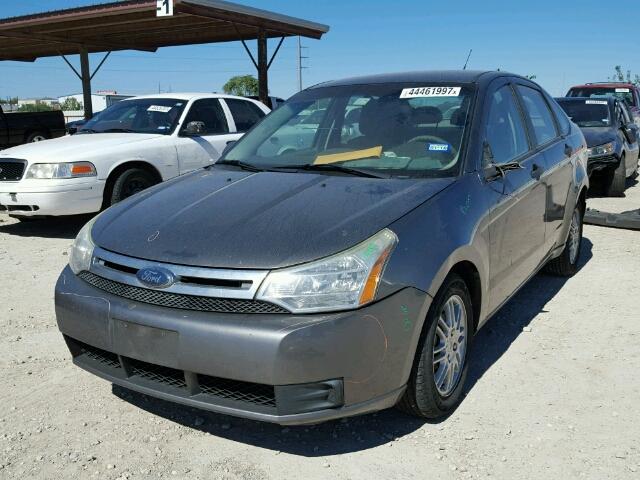 1FAHP3FN8AW192565 - 2010 FORD FOCUS GRAY photo 2