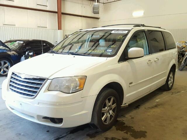 2A8HR54P68R843353 - 2008 CHRYSLER TOWN & COU WHITE photo 2